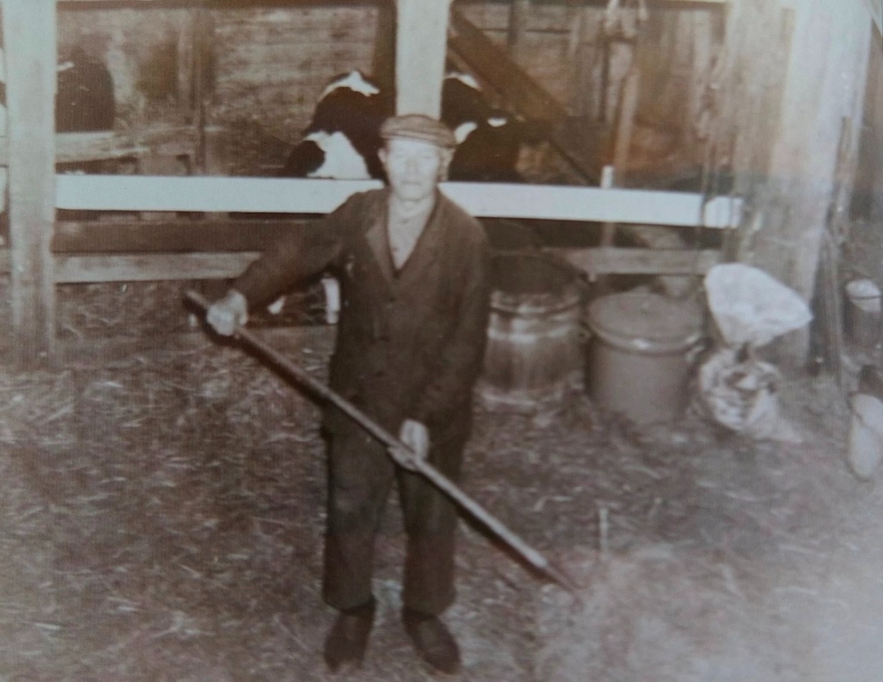 Oäde Piet in zijn boerderij